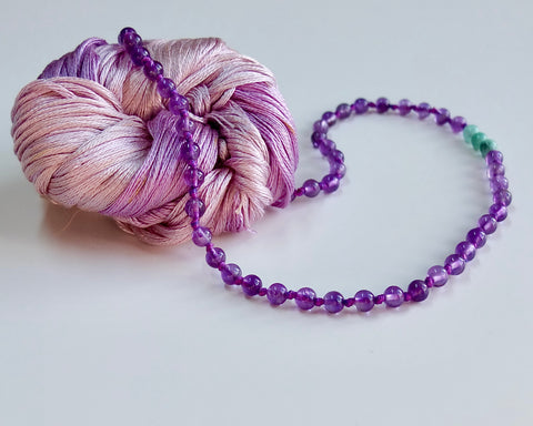 Collier "Purple" avec perles d"émeraude